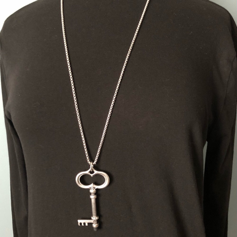 Chico’s Skeleton Key Pendant & Silver Tone Box Chain Rhinestone Stylus feature.